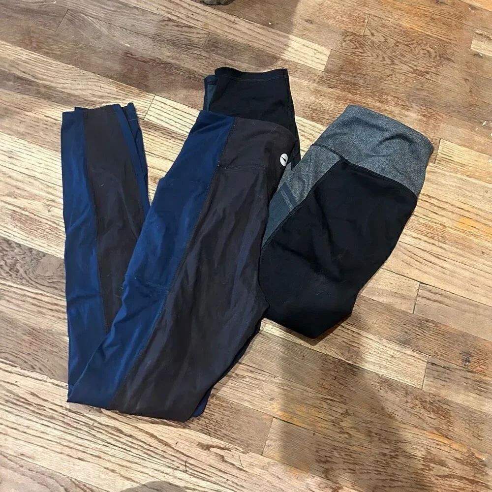 Pair of Avia athletic yoga leggings size medium